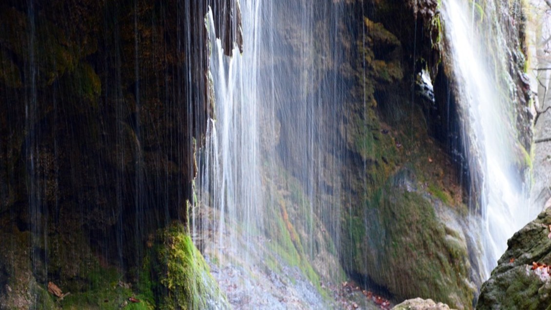 Водопад "Варовитец"