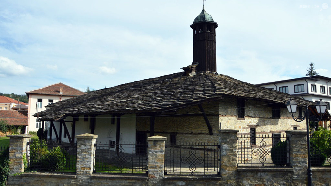 Църква "Св. Архангел Михаил"