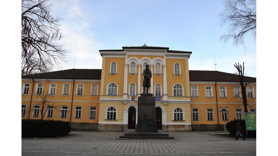 aprilovska-gimnasia_932x524_pad_a13724527d